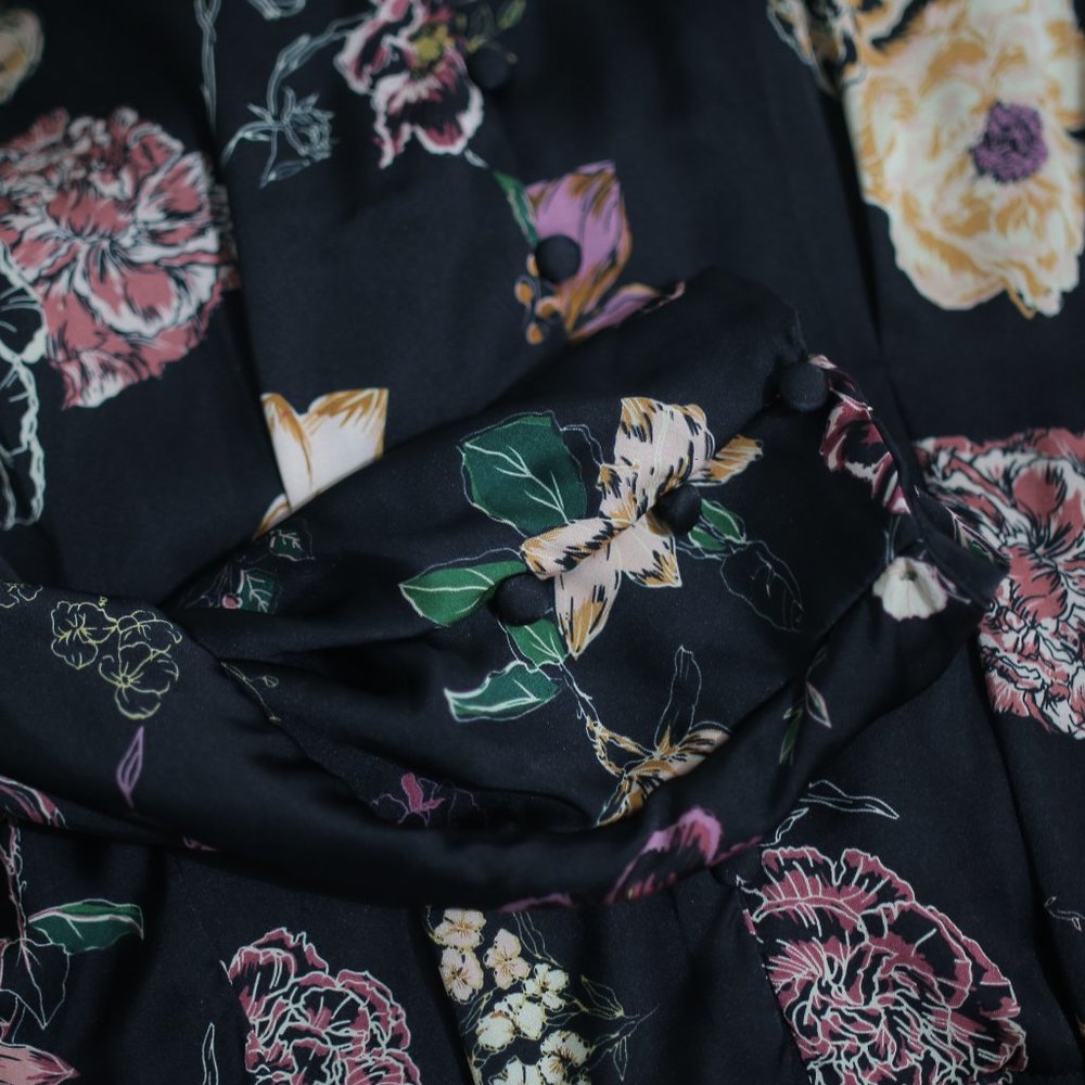 NWT FLORAL PRINT BLACK SATIN EFFECT BLOUSE. - Picture 8 of 11